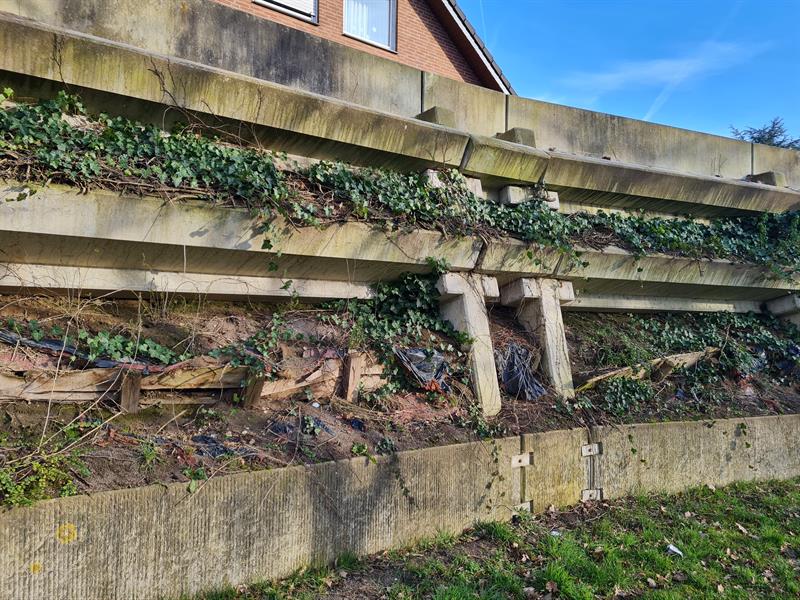 Weiterhin schadhafte Pflanzkübel an der Begrenzungsmauer am Maubeuger Ring