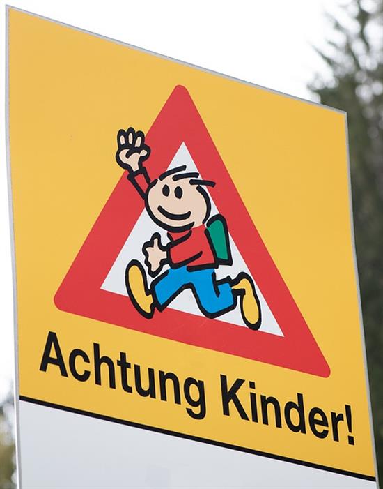 Schulweg zu Fuß zurücklegen, statt Elterntaxis 