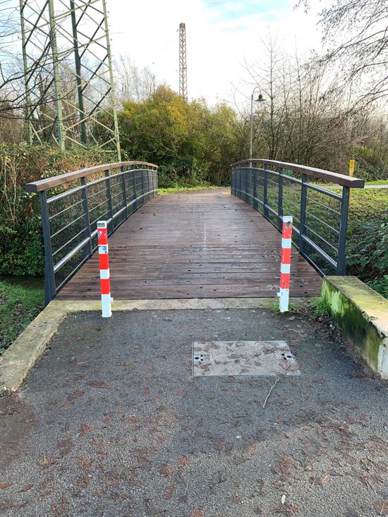 Anfrage: Gefährliche Glätte auf der Brücke des Jean-Frohnhoff-Weg