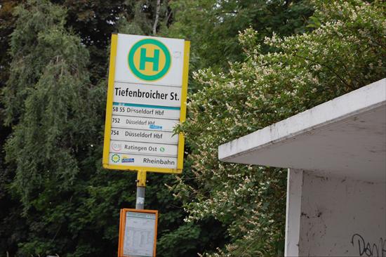 Bushaltestelle für die "Tiefenbroicher Siedlung"