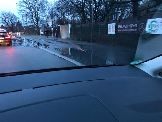 Wasserlachen vor Bushaltestelle "Tiefenbroicher Straße"
