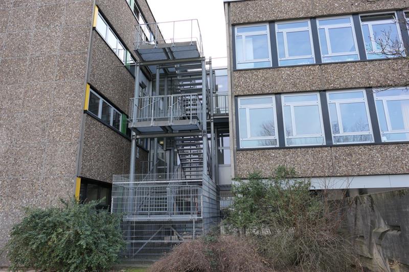 Ergänzung des Zaunes/Verblendung der Zugangstüre der Fluchtanlage CFvWG