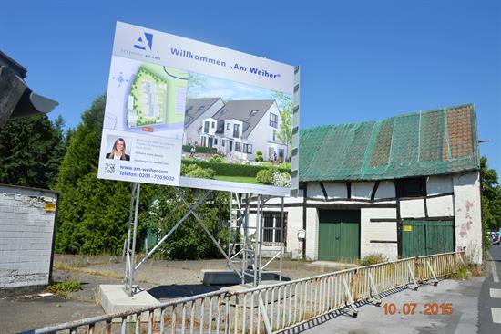 Neue Bebauung Ortseingang Lintorf - Querungshilfe und Bürgersteig