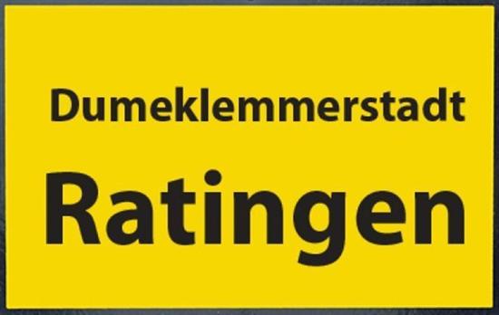Namenszusatz auf dem Ratinger Ortsschild – „Dumeklemmerstadt Ratingen“?