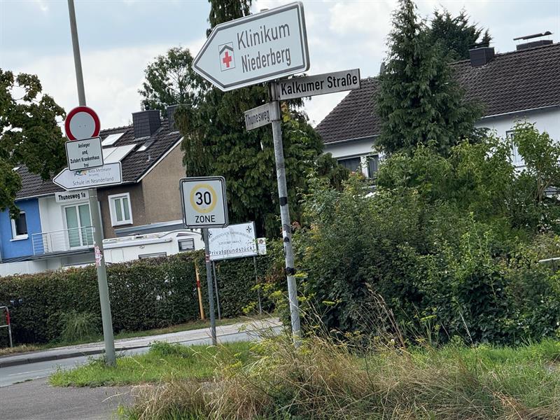 Falsche Beschilderung "Klinikum Niederberg" zum Flieder Krankenhaus in Lintorf