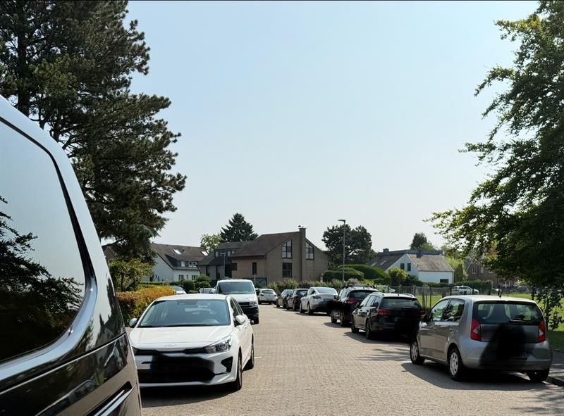 „Parksituation auf dem Hülsenbergweg in Lintorf“