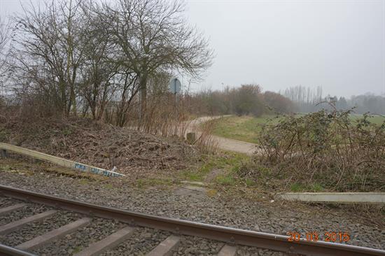 Verbotene Querung der Gleise an der Kalkbahn / untere Lintorfer Straße