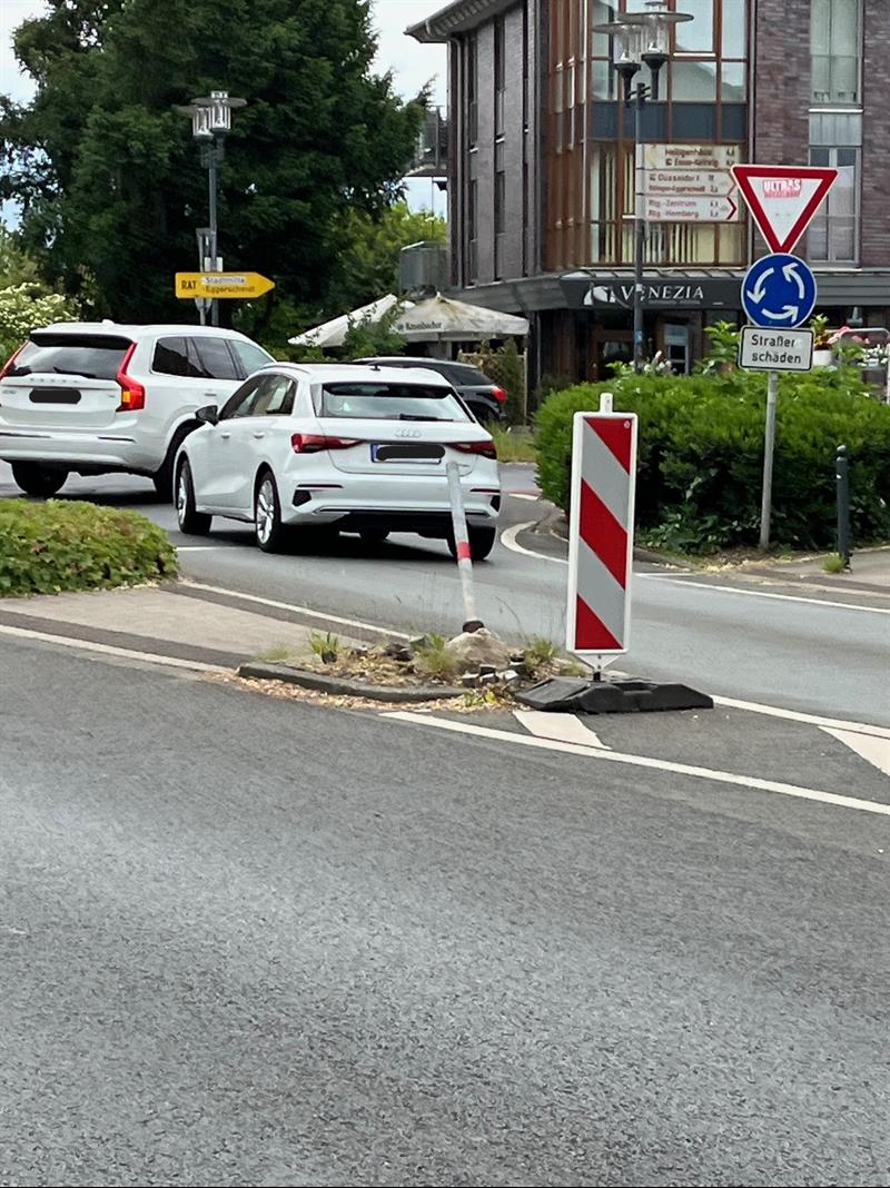 Beschilderung der Fußgängerinseln sowie Leitplankenreparatur in Hösel