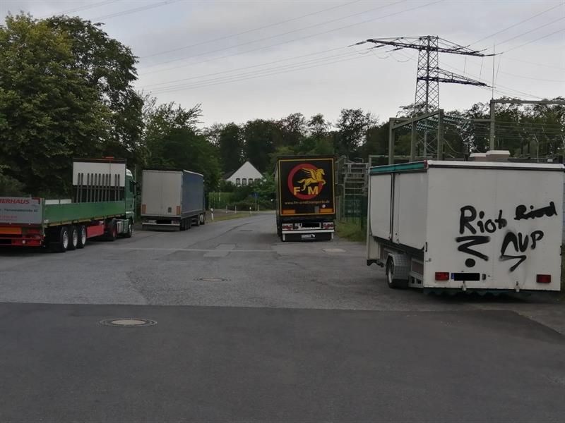 Parkende LKW´s am Breitscheider Weg / An den Banden