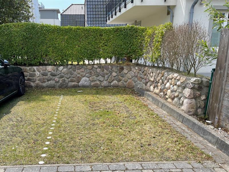 Versickerungsfähige Oberflächen wählen bei öffentlichen Parkplatzflächen