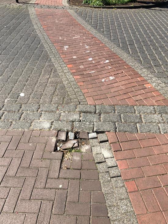 gefährliche Stolperfalle auf dem Gehweg entlang der Speestrasse“