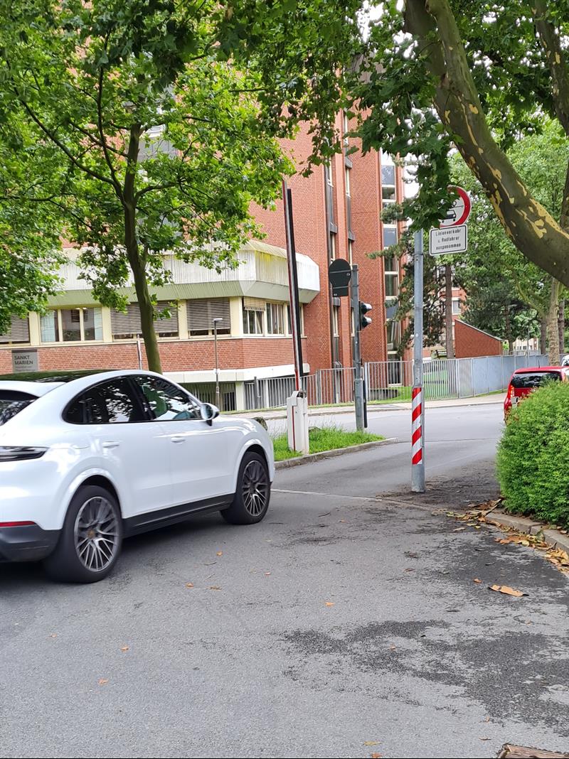 Durchfahrt Werdener Straße in Höhe St. Marien Krankenhaus