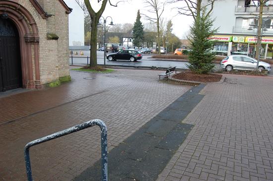 Treppe am Lintorfer Markt wird repariert und erhält Kennzeichnung